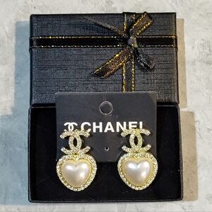 AUTHENTIC CHANEL CC 18K GOLD PLATED CRYSTAL & FAUX HEART PEARL STUDDED EARRINGS